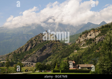 Montjovet o Chenal del XIII secolo il castello medievale arroccato su una montagna sul lato est della Valle d'Aosta Italia Foto Stock