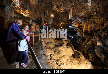 Ambiente sotterraneo all'interno Pooles Cavern in Buxton, Peak District. Foto Stock