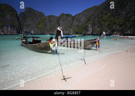 Lunga coda di barche in Maya Bay, Phi Phi Leh Island, Thailandia Foto Stock