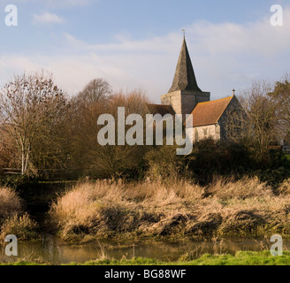 St Andrews chiesa accoccolato tra alberi a Alfriston in East Sussex, Inghilterra. Foto Stock
