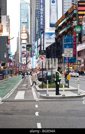 Cascata di insegne pubblicitarie luminose schiarisce Broadway guardando a sud di Times Square in un pomeriggio grigio New York City Foto Stock