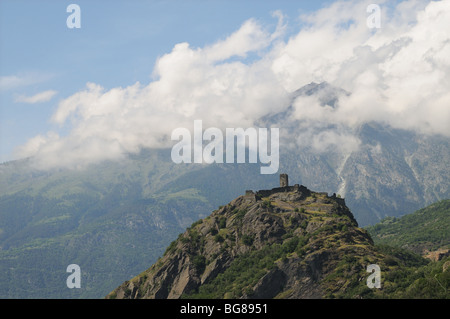 Montjovet o Chenal del XIII secolo il castello medievale arroccato su una montagna sul lato est della Valle d'Aosta Italia Foto Stock