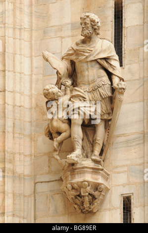 Dettaglio della statua di pietra intagli sul lato esterno del Duomo di Milano cattedrale cattolica milano lombardia italia Foto Stock
