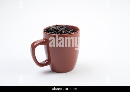 Tazza da caffè piena di chicchi di caffè Foto Stock