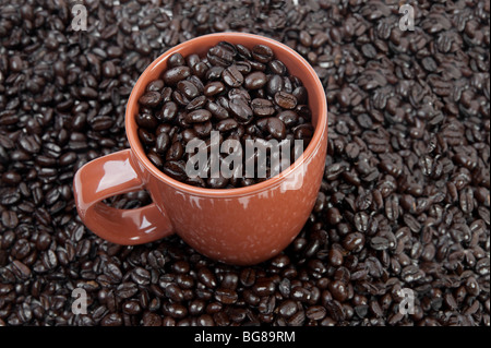 Tazza da caffè piena di chicchi di caffè Foto Stock