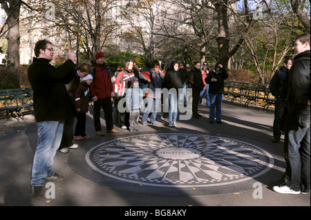 La Immaginate di mosaico dedicato alla ex musicista dei Beatles John Lennon a Strawberry Fields a Central Park Manhattan New York STATI UNITI D'AMERICA Foto Stock