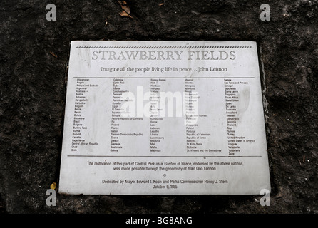 Strawberry Fields lapide presso il memorial area ex Beatle John Lennon in Central Park di New York STATI UNITI D'AMERICA Foto Stock