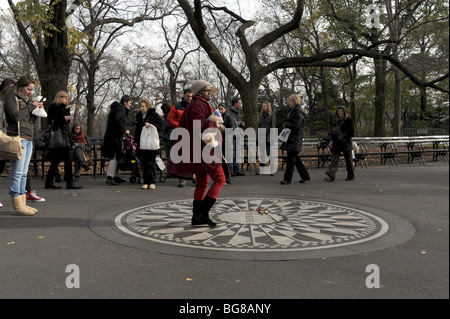 La Immaginate di mosaico dedicato alla ex musicista dei Beatles John Lennon a Strawberry Fields a Central Park Manhattan New York STATI UNITI D'AMERICA Foto Stock