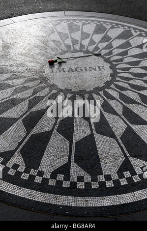 Una rosa si trova attraverso il mosaico commemorativo di John Lennon a Strawberry Fields a Central Park New York Foto Stock