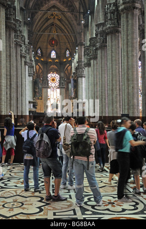 Navata centrale e interno di il Duomo di Milano cattedrale cattolica Milano Italia con turisti e visitatori all'interno Foto Stock