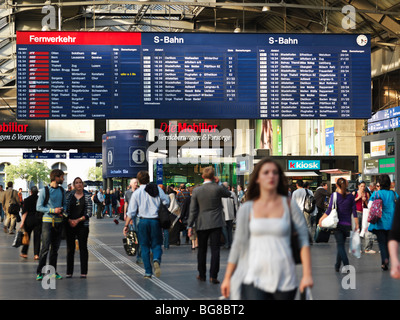 Svizzera, Zurigo,orari dei treni e le persone all'interno della Hauptbahnhof, Zurigo la principale stazione ferroviaria Foto Stock