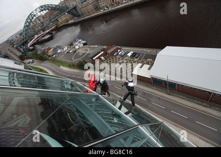 BBC 'Blue Peter' presentatore Joel Defries pulitura di vetri per il programma presso il Sage Gateshead a Newcastle upon Tyne. Foto Stock