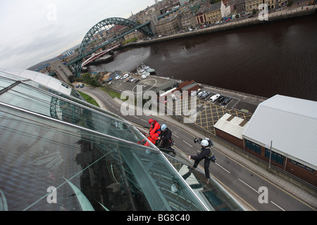 BBC 'Blue Peter' presentatore Joel Defries pulitura di vetri per il programma presso il Sage Gateshead a Newcastle upon Tyne. Foto Stock