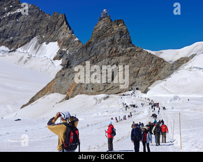 La Svizzera, Jungfraujoch-Top dell'Europa,gente camminare sul ghiacciaio,il grande ghiacciaio di Aletsch Foto Stock