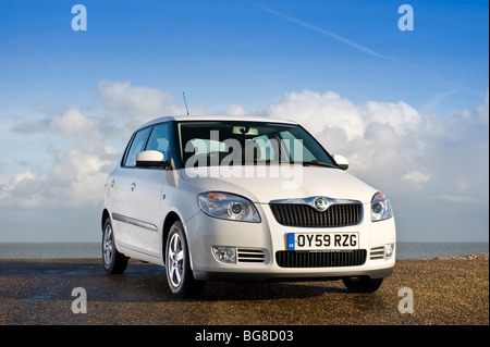 2009 Skoda Fabia Greenline 3/4 anteriore in bianco con lo sfondo del mare Foto Stock