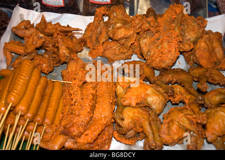 Fritti di alimenti in un mercato a Mae Sot, Thailandia. Foto Stock