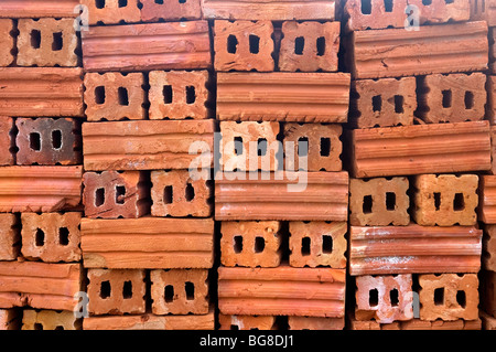 I mattoni in una pila a Mae Sot, Thailandia. Foto Stock