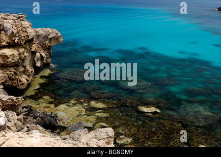 Acqua cristallina e un litorale roccioso del mare Mediterraneo, Capo Gkreko, Cipro. Foto Stock