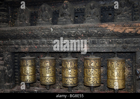 Ottone Ruote della preghiera a Swayambhunath Stupa di Kathmandu, Nepal. Foto Stock