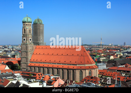 Vista sulla Frauenkirche dalla Chiesa di San Pietro (Peterskirche), Monaco di Baviera, Germania Foto Stock