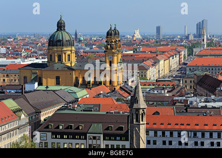Vista della Chiesa Teatina (Theatinerkirche) dalla Chiesa di San Pietro (Peterskirche), Monaco di Baviera, Germania Foto Stock