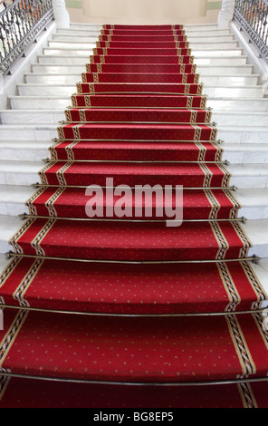 Il marmo di un passaggio coperto da un tappeto rosso Foto Stock