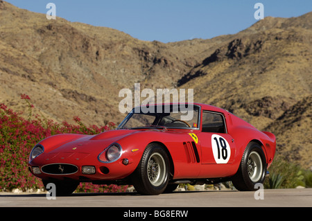 1962 Ferrari 250 GTO deserto sfondo 3/4 anteriore visualizza in rosso Foto Stock