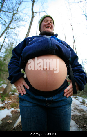 Donna incinta mostra il suo ventre Foto Stock