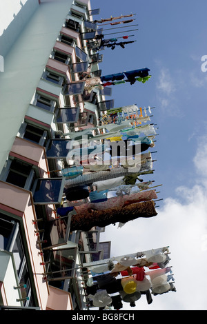 Servizio lavanderia pende dalle finestre di un edificio di appartamenti in Singapore. Foto Stock