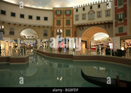 Una vista dell'enorme Villagio mall shopping complex a Doha, in Qatar, con il fiume artificiale e una gondola in primo piano. Foto Stock