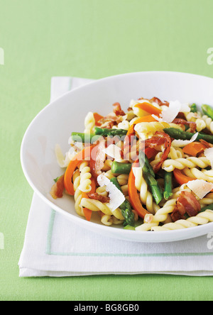 Gemelli pasta con asparagi e pancetta Foto Stock