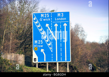 Aeroporto Sighn per Heathrow e Gatwick su M£ in autostrada in Surrey UK Foto Stock