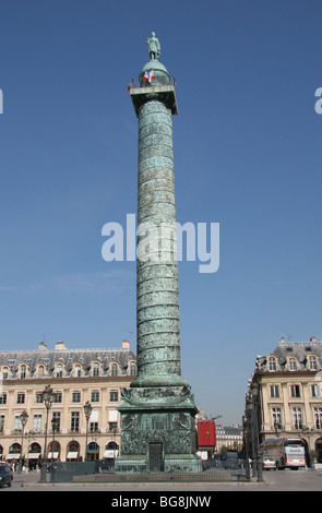 La Colonna Vendome eretto da Napoleone Bonaparte conmemorate la battaglia di Austerlitz. Piazza Vendome. Parigi. Foto Stock