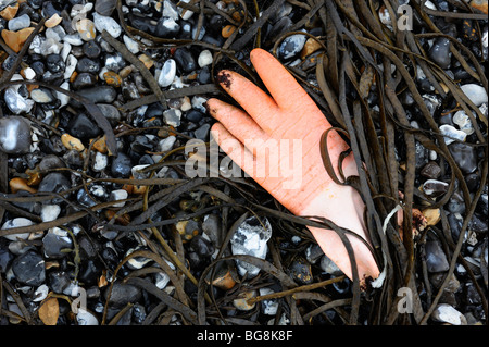 Guanto di gomma sulla spiaggia Foto Stock