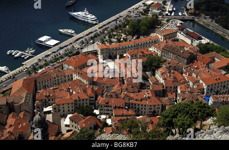 Repubblica di Montenegro. Cattaro. Vista generale della città lungo il fiordo e le antiche mura. Foto Stock