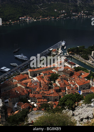 Repubblica di Montenegro. Cattaro. Vista generale della città lungo il fiordo e le antiche mura. Foto Stock