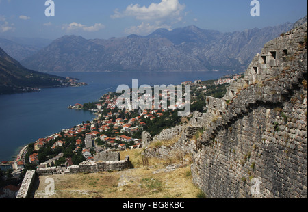 Repubblica di Montenegro. Cattaro. Vista generale della città lungo il fiordo e le antiche mura. Foto Stock