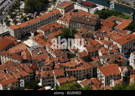 Repubblica di Montenegro. Cattaro. Vista generale della città lungo il fiordo e le antiche mura. Foto Stock