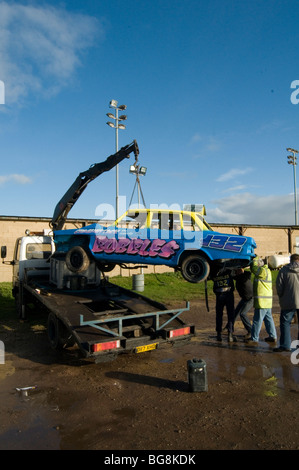 Banger racing bangers gare race stock auto automobili fracassato fino Smashing Distruggi crash crash relitto relitti junk danno pieno contatto wr Foto Stock