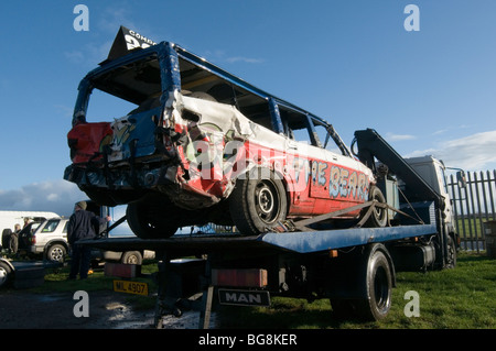 Banger racing bangers gare race stock auto automobili fracassato fino Smashing Distruggi crash crash relitto relitti junk danno pieno contatto wr Foto Stock