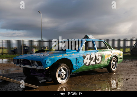 Banger racing bangers gare race stock auto automobili fracassato fino Smashing Distruggi crash crash relitto relitti junk danno pieno contatto wr Foto Stock