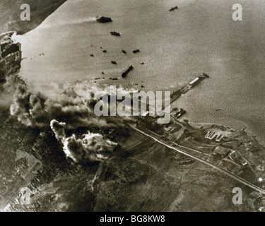 La seconda guerra mondiale. Aerei tedeschi attacco contro il porto di Creta. Foto Stock