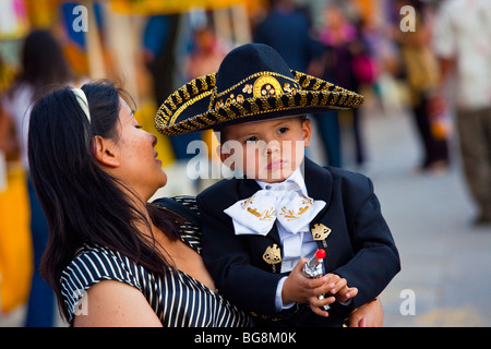 Ragazzo vestito in un costume Mariachi al Festival di Santa Cecilia in Plaza Garibaldi Città Del Messico Foto Stock