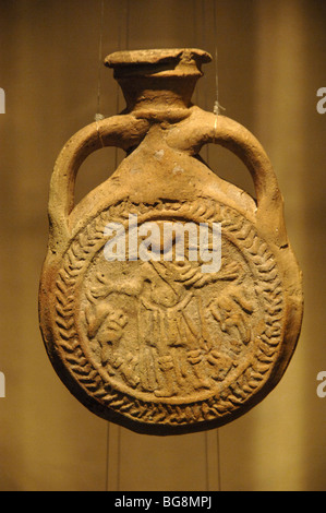 L'Egitto. Vaso di creta (AMPOLLE) che rappresenta San Mena affiancato da due cammelli. Foto Stock