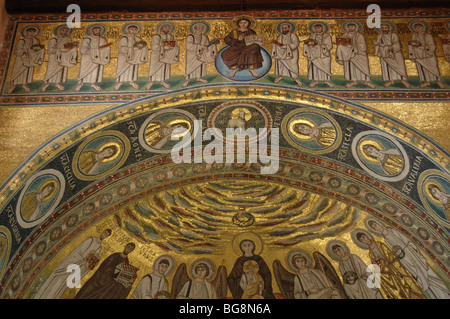 Basilica Eufrasiana. Mosaico con Cristo e i dodici Apostoli e la Madonna e il Bambino affiancata da angeli. Porec. Croazia Foto Stock