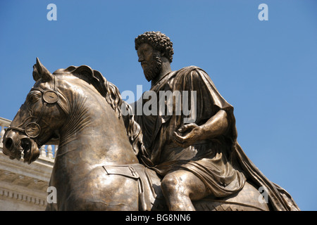 La replica della equestian statua di Marco Aurelio (121-180 AD). Roma. Foto Stock