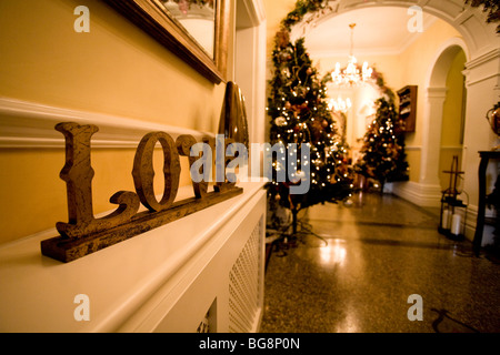 Una festa di Natale in corridoio con un tocco di "L'amore". Foto Stock