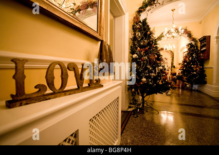 Una festa di Natale in corridoio con un tocco di "L'amore". Foto Stock