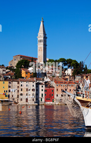 Entrando in barca Rovinj Old Town harbour Istria Croazia Foto Stock