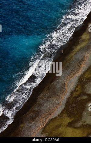 L'uomo la pesca al largo Nonza beach Cap Corse Corsica Francia Foto Stock
